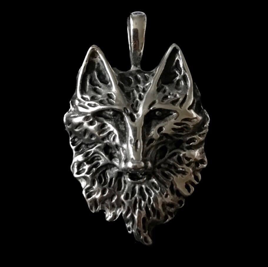 Kirurginteräsriipus, Wolf (susi)