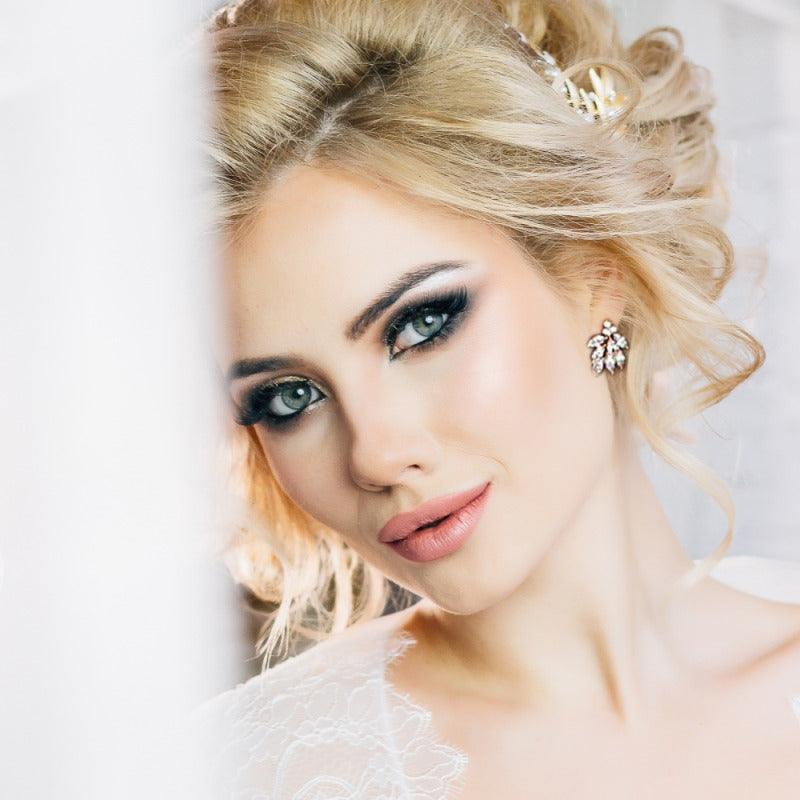 Kristallikorvakorut, ATHENA BRIDAL|Dainty Bella Earrings in Gold