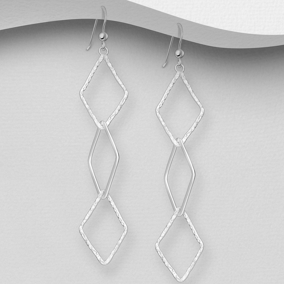 PREMIUM COLLECTION|Livia -hopeiset korvakorut taotulla pinnalla