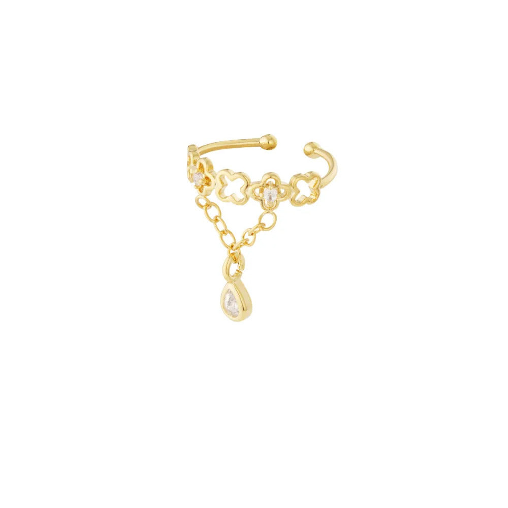 Kullanvärinen Fleur de Chance ear cuff, jossa sirot ketjut, apilakuviot ja kirkkaat Cubic Zirconia -kivet.