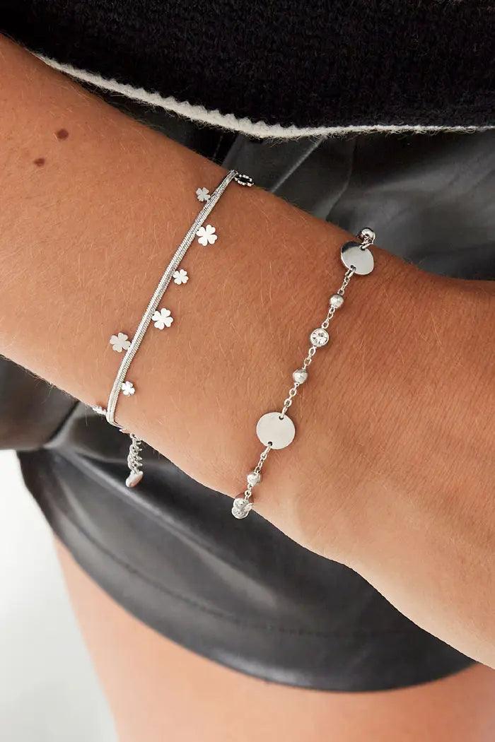 FRENCH RIVIERA | Mini Clover Charm -kirurginteräsrannekoru (hopea)