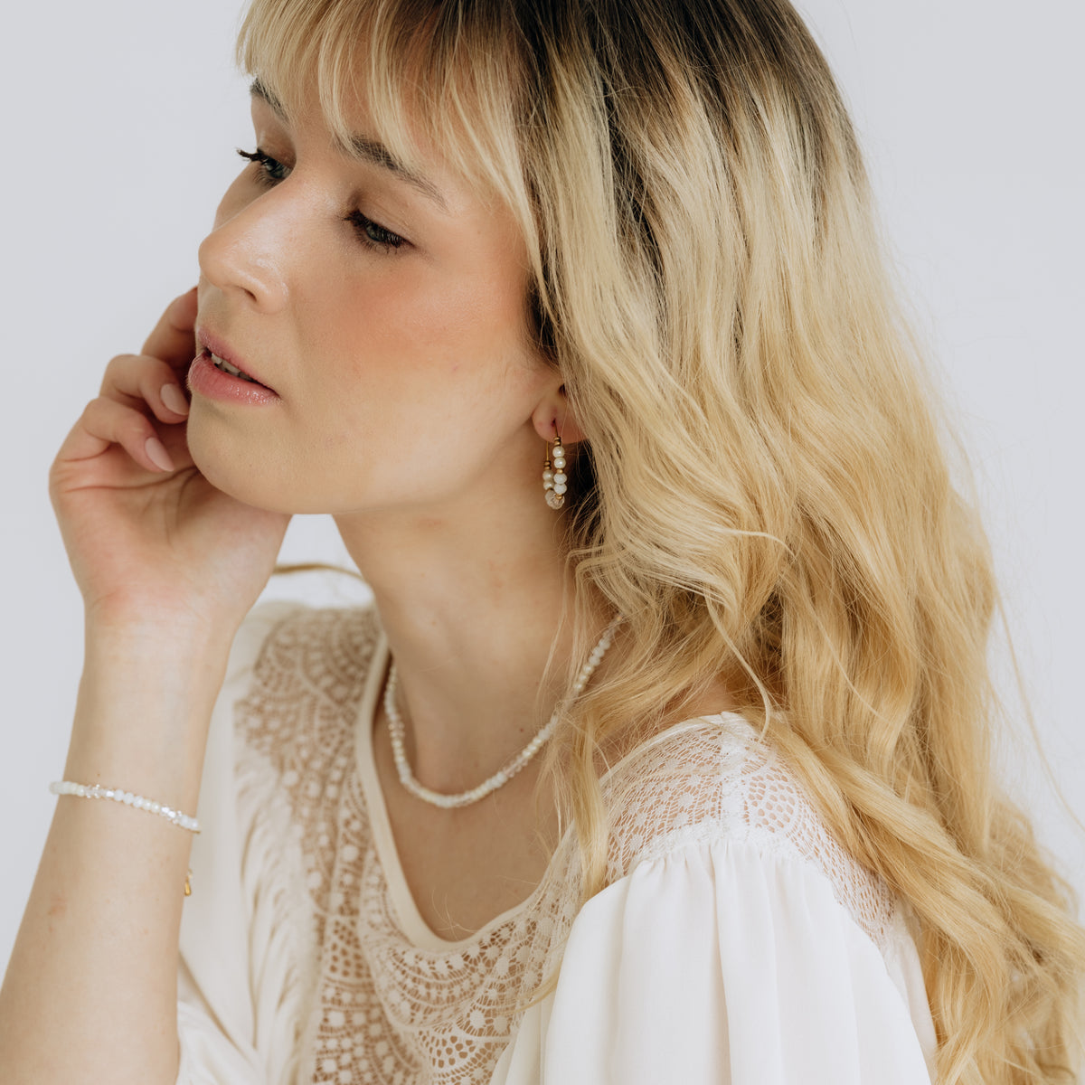 Jolie Pearl handmade necklace (shades of white, gold)