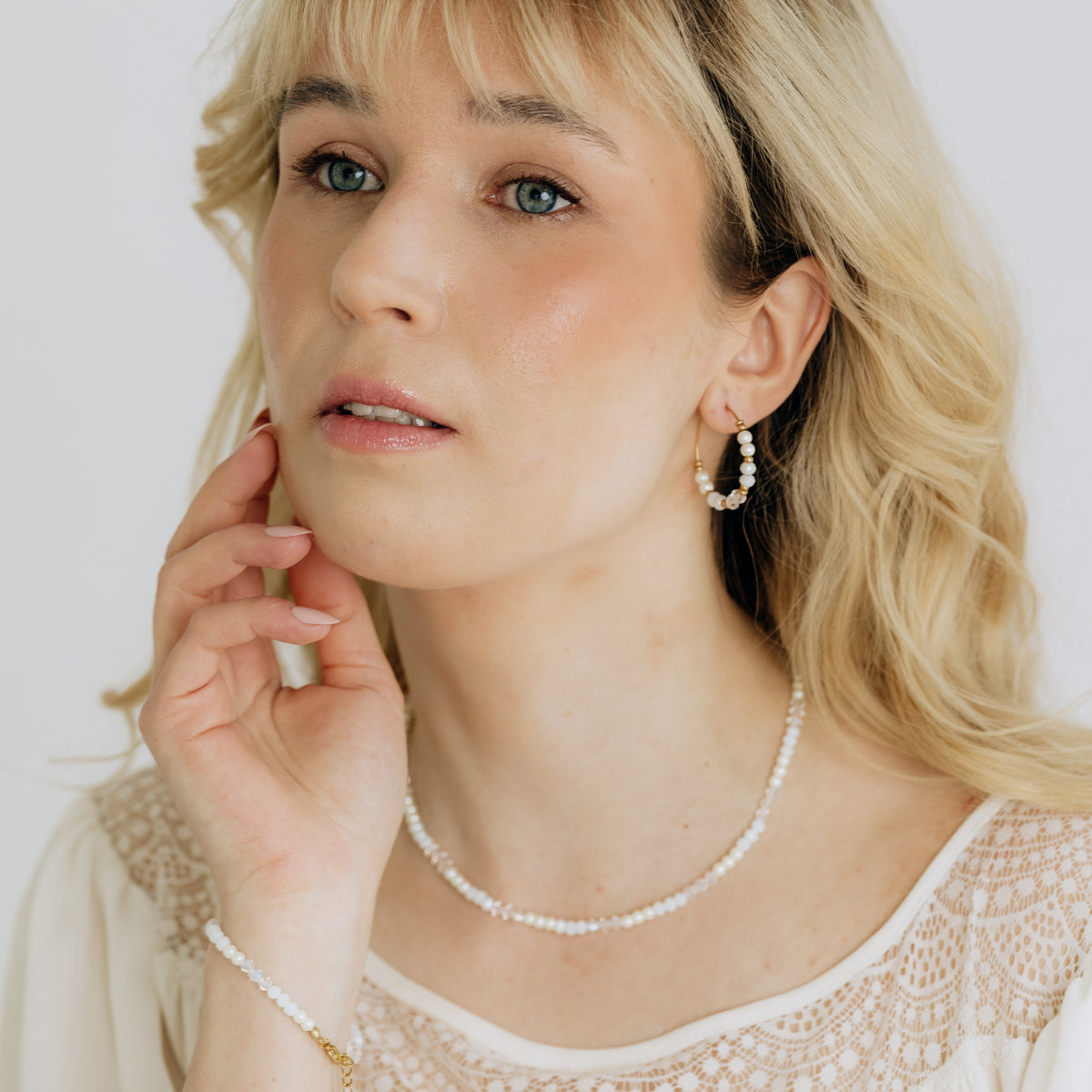 Jolie Pearl -käsintehty kaulakoru (valkoisen sävyt, kulta)