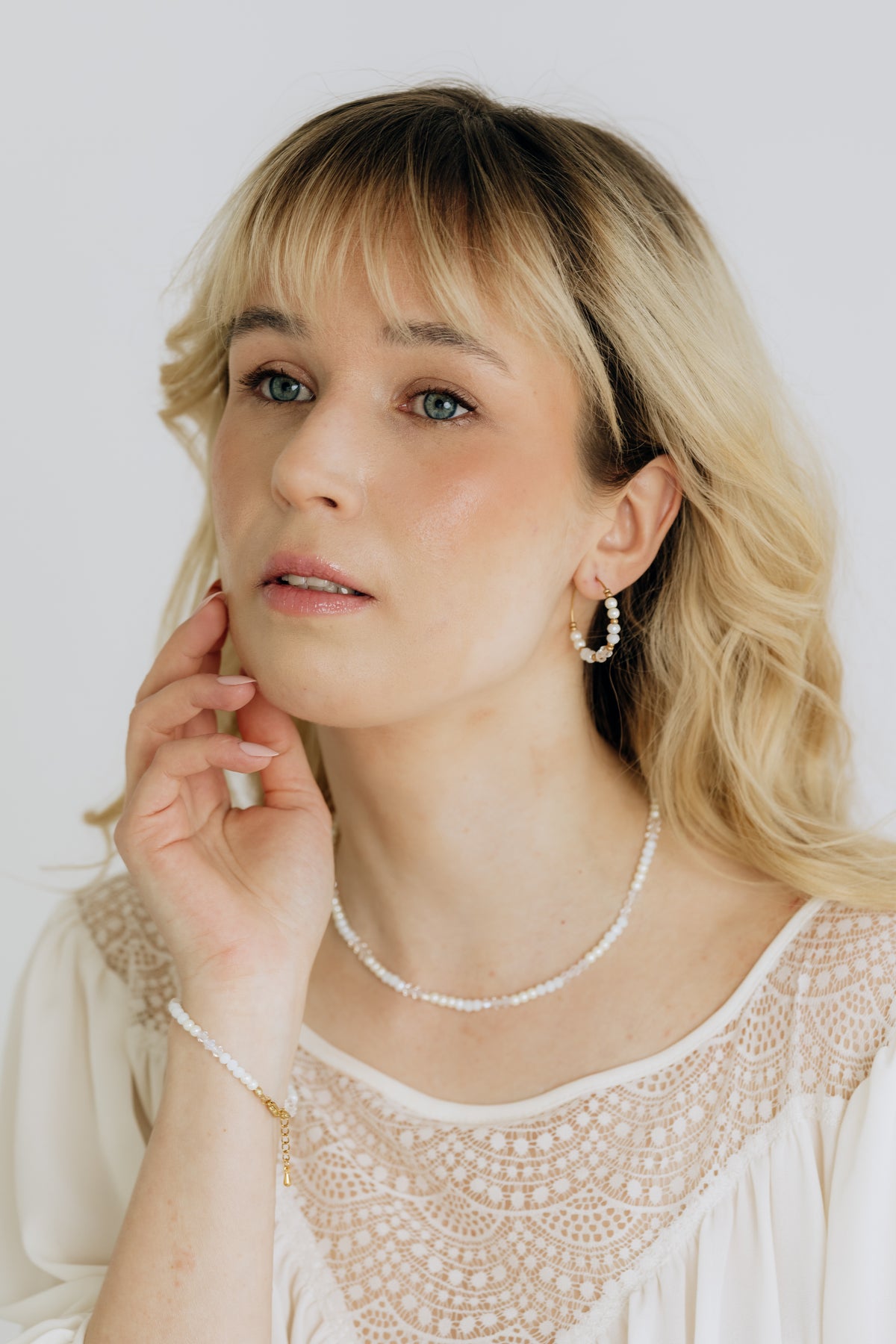 Jolie Pearl -käsintehty kaulakoru (valkoisen sävyt, kulta)