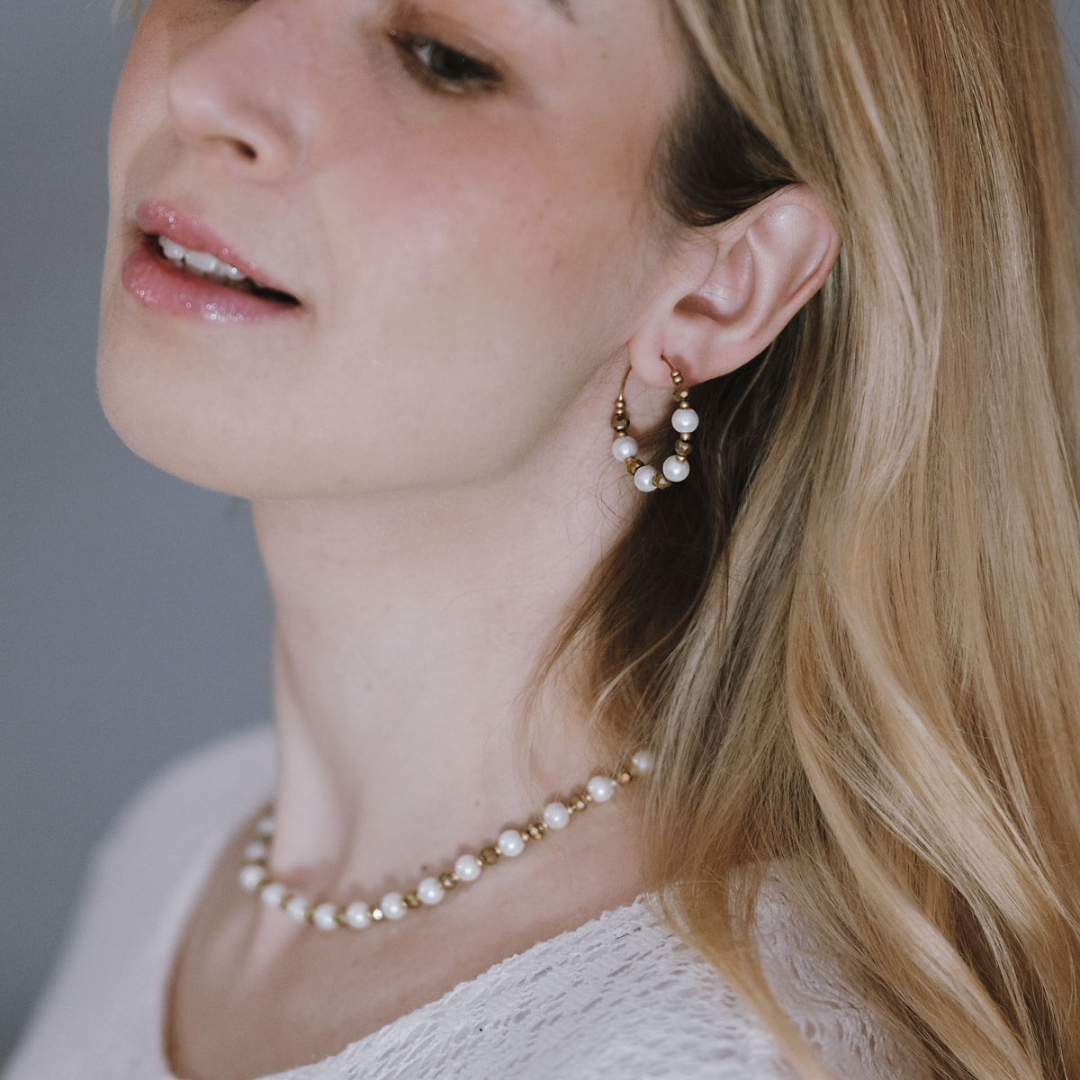 Jolie Champagne handmade pearl necklace (white, gold)