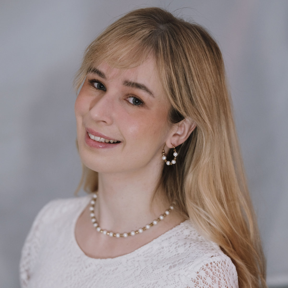 Jolie Champagne handmade pearl necklace (white, gold)