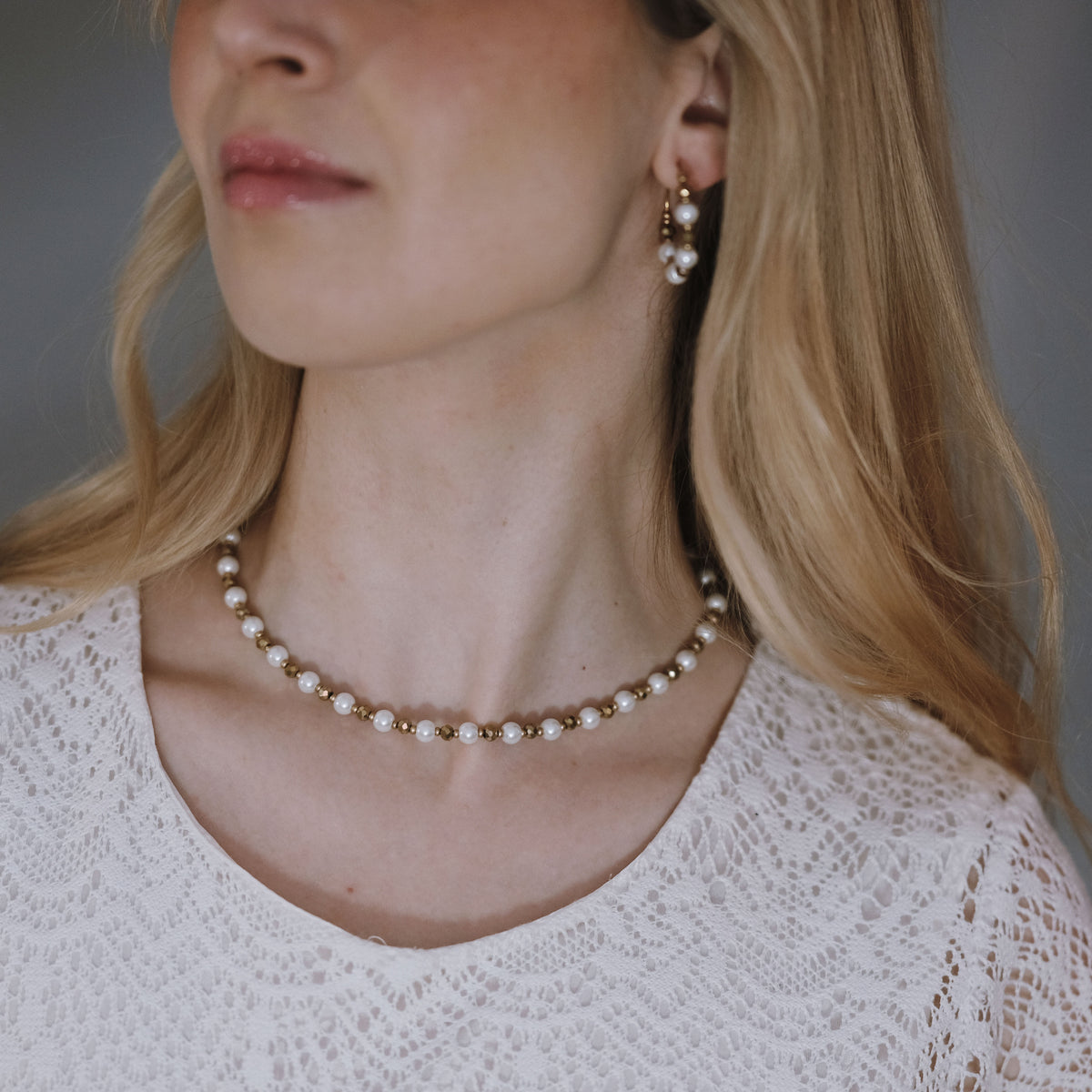 Jolie Champagne handmade pearl necklace (white, gold)