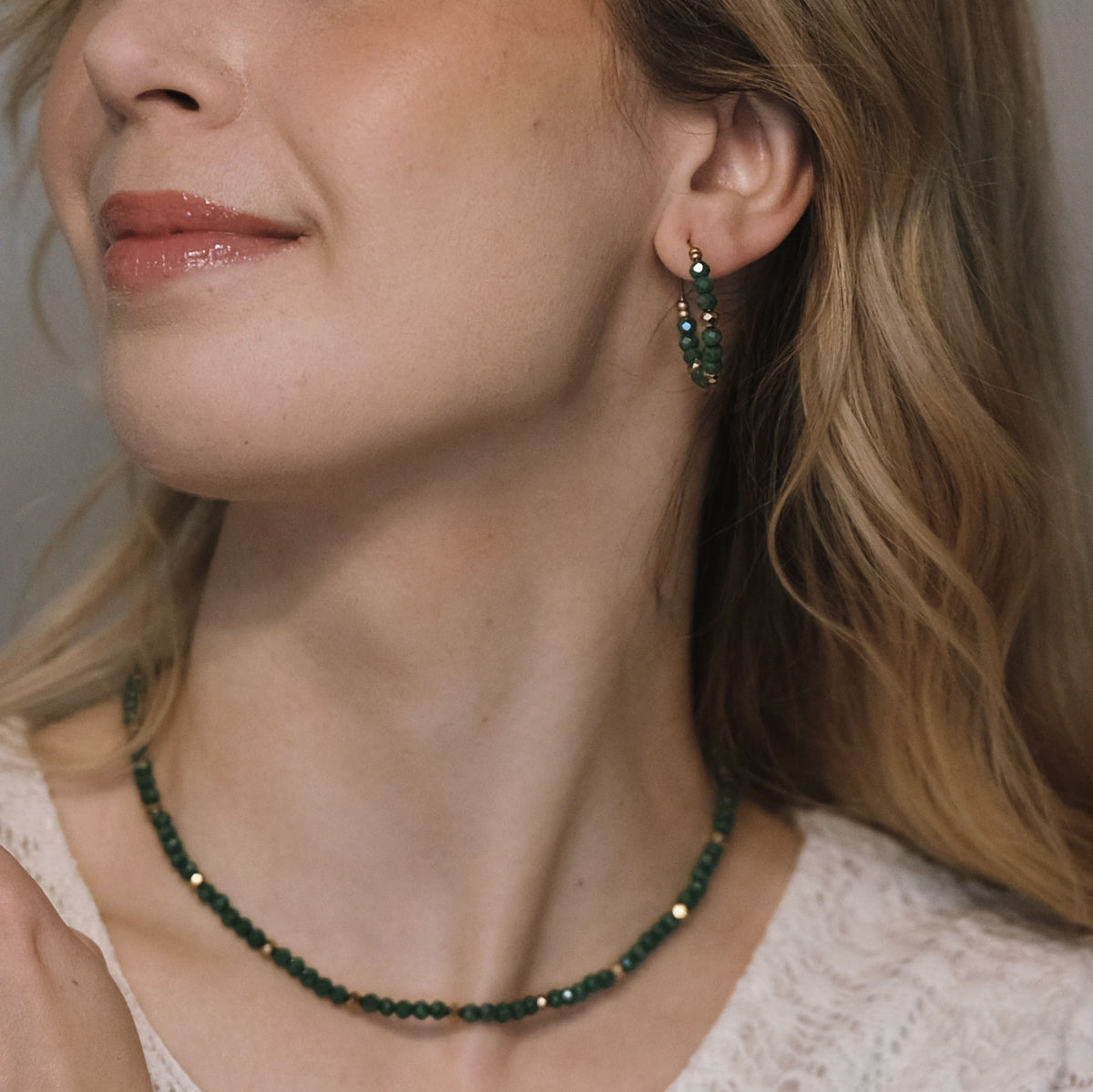 Jolie Emerald – handmade pearl rings (green, gold)