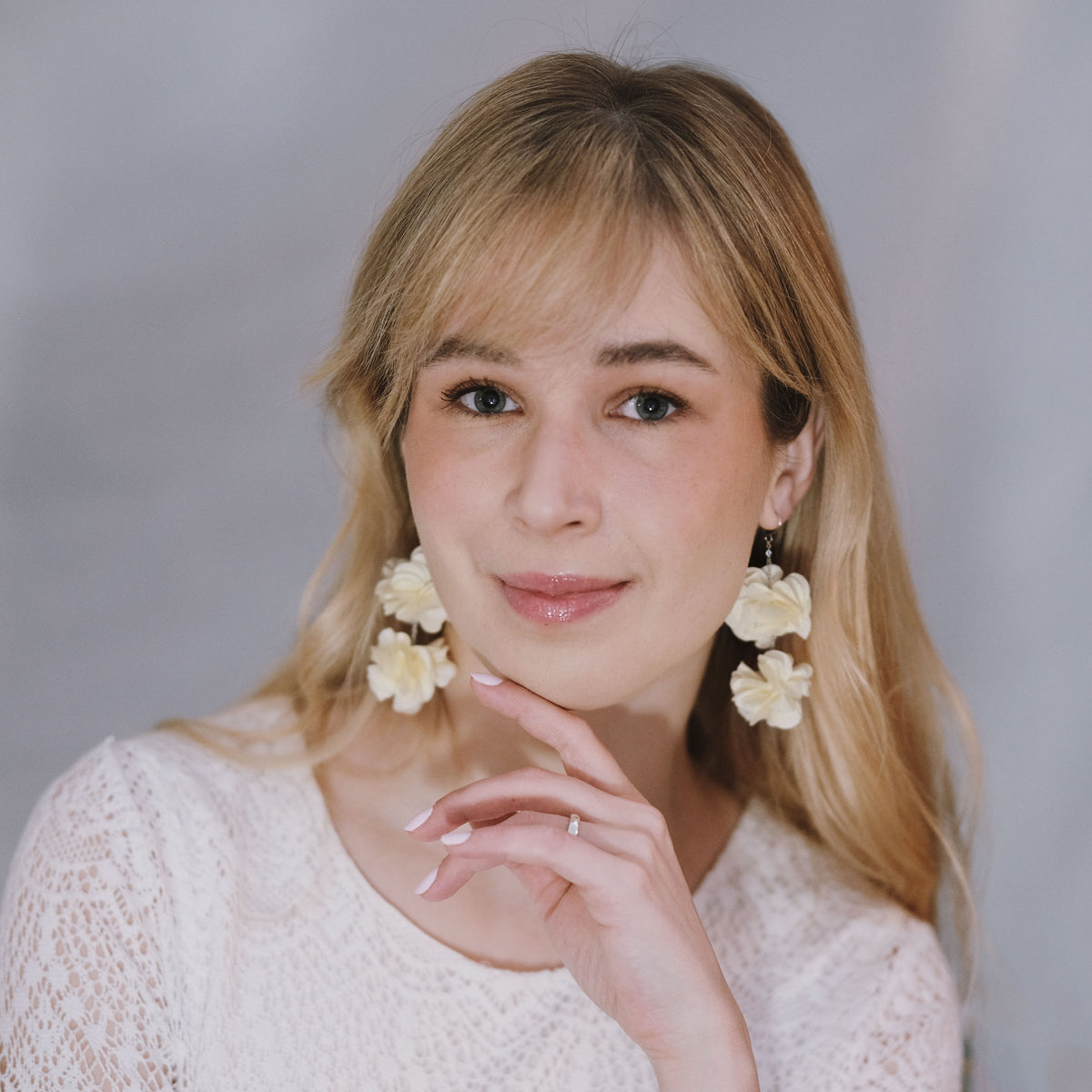 Roselle flower earrings (cream)