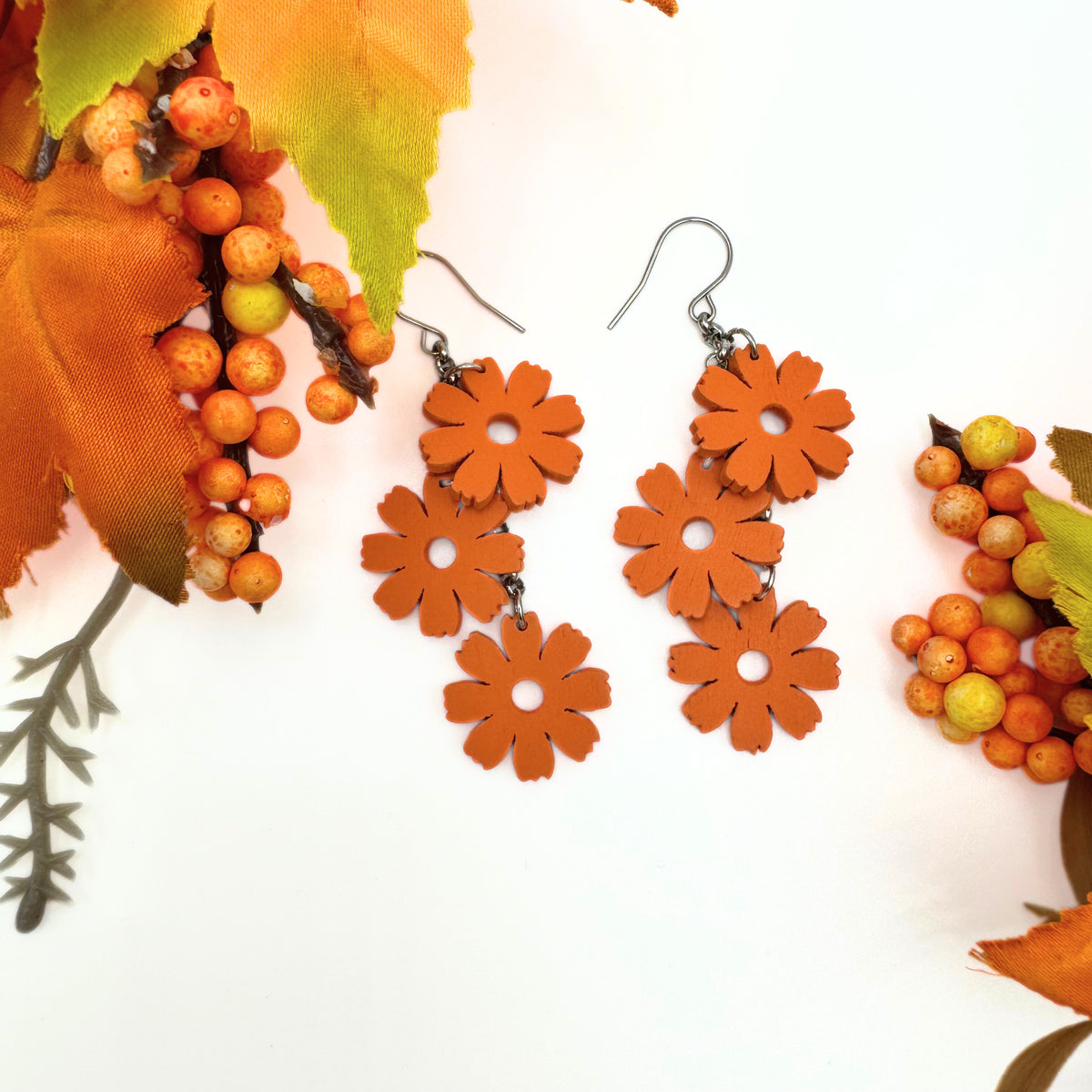 Wooden earrings, Suvituuli Aurinko (wooden earrings with orange flowers)