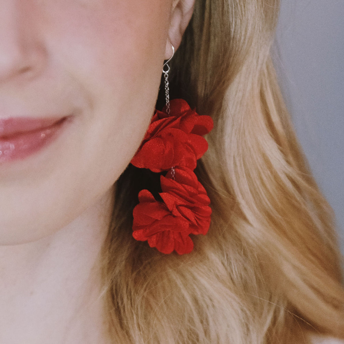 Roselle flower earrings (red)