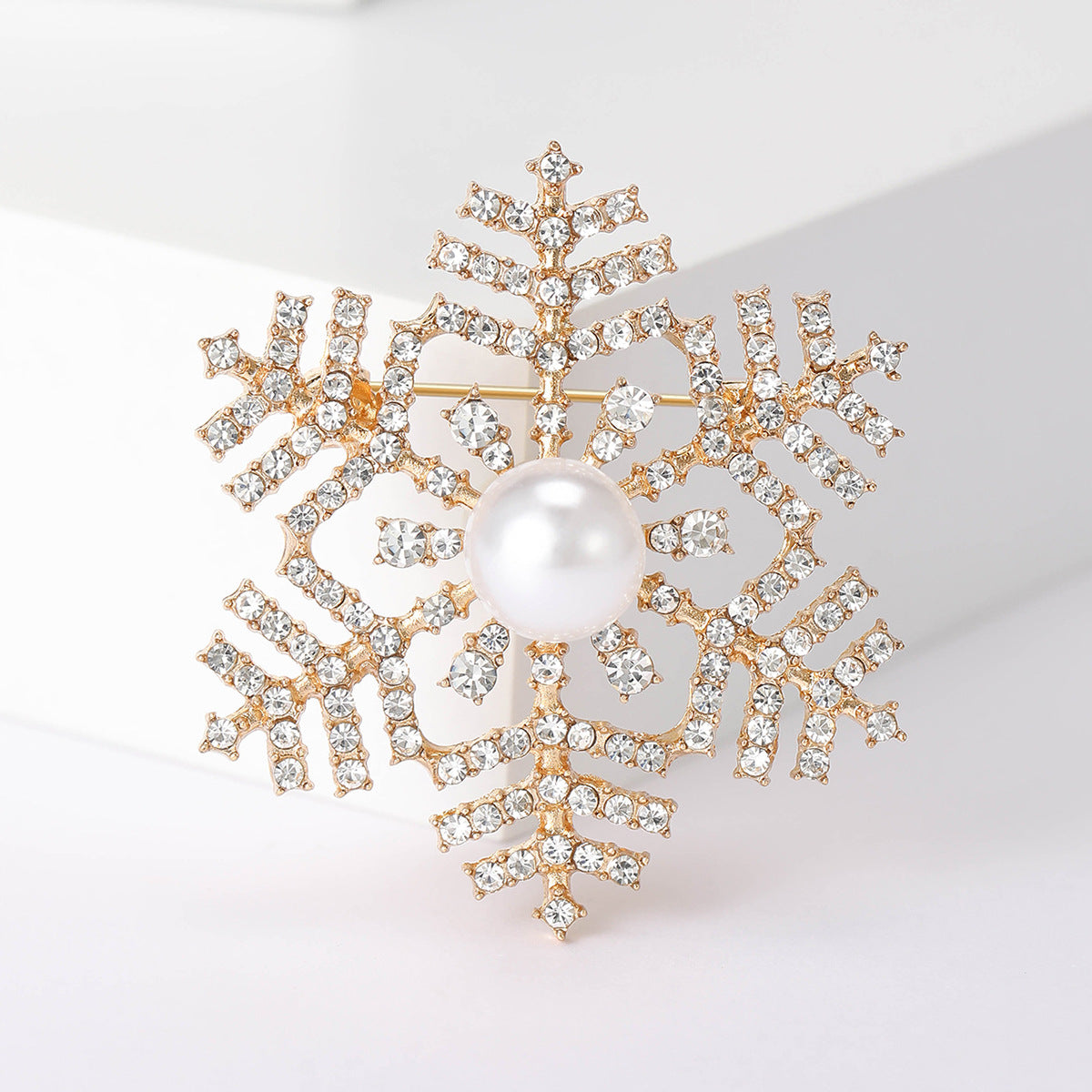 Snow Queen – snowflake brooch with pearl decoration (gold)