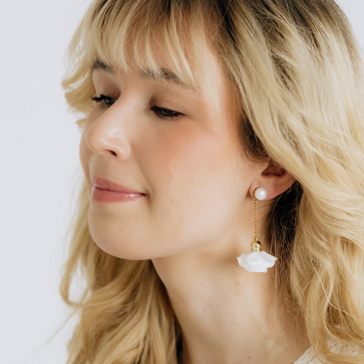 FRENCH RIVIERA | Lily Bloom flower earrings (white)