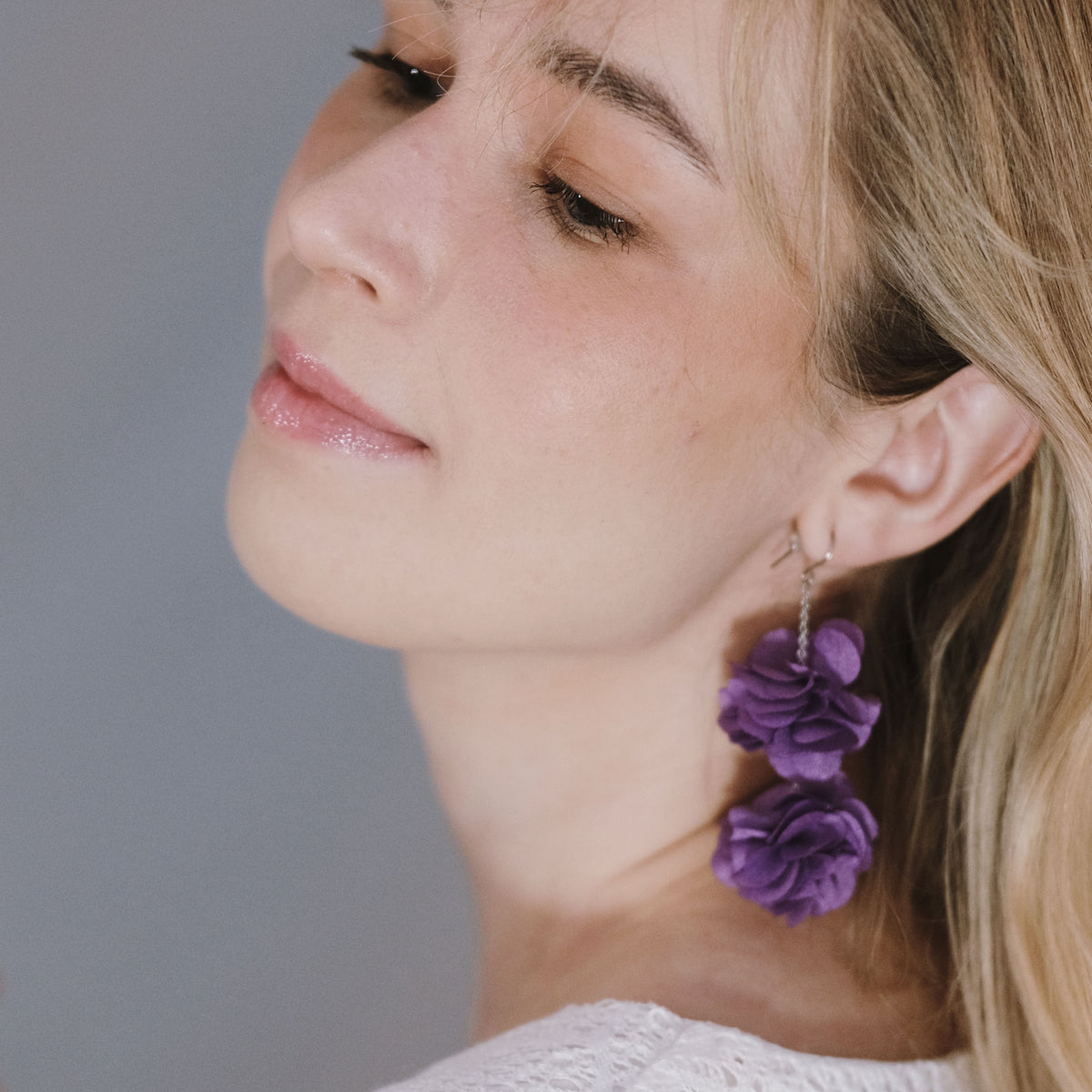 Roselle flower earrings (purple)