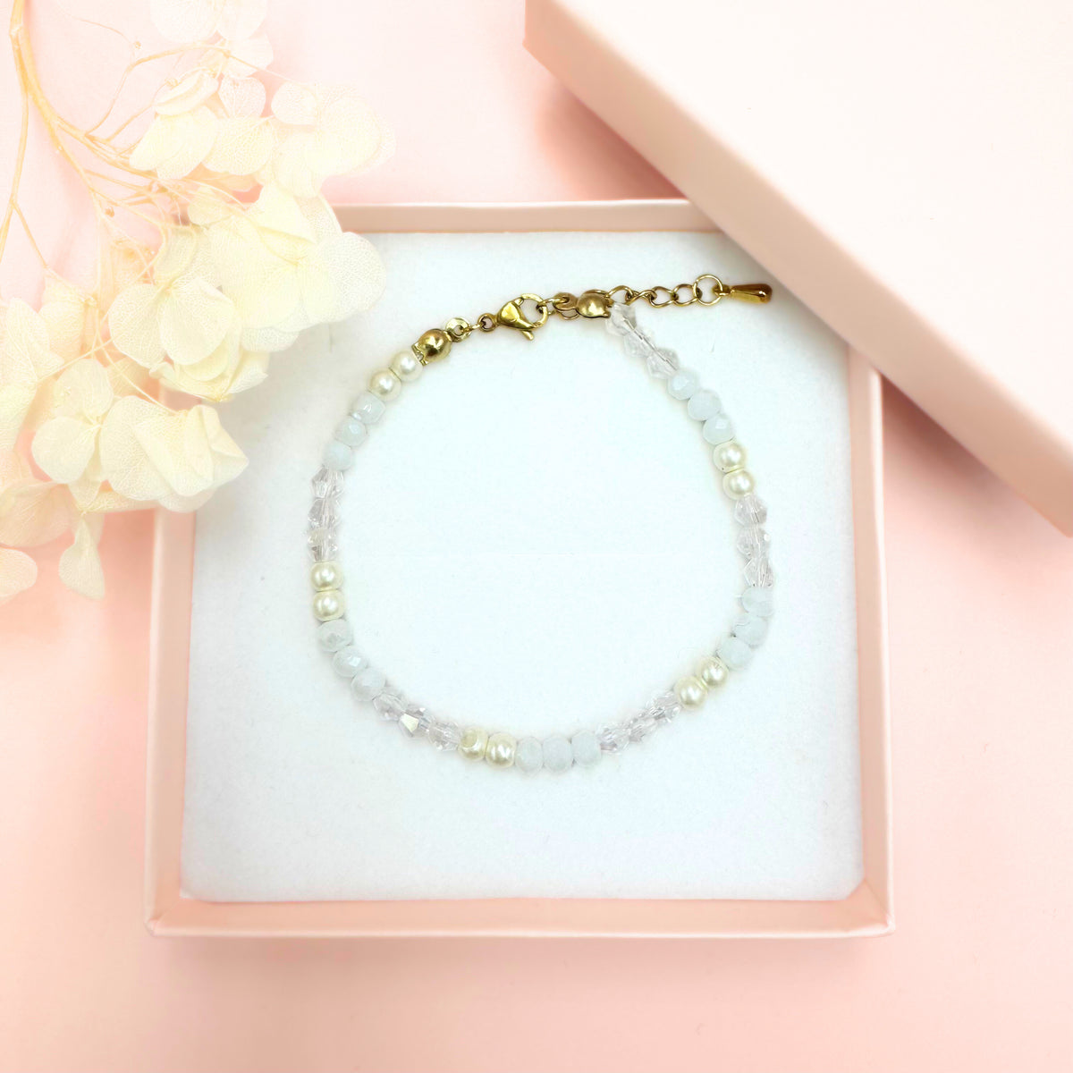 Jolie Pearl handmade bracelet (shades of white, gold)