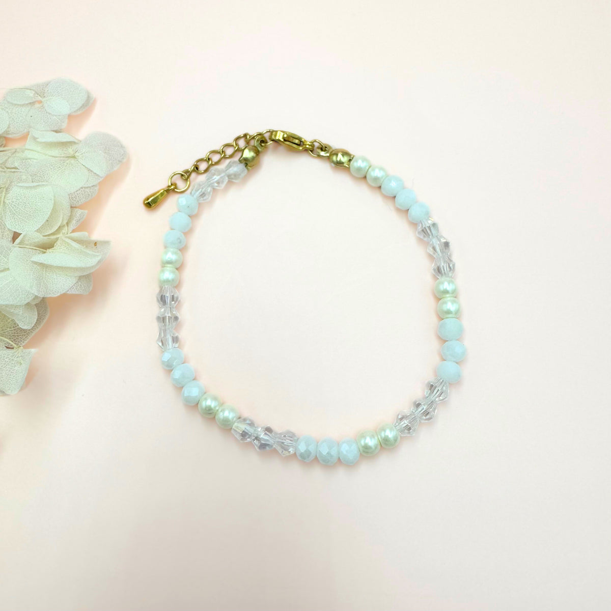 Jolie Pearl handmade bracelet (shades of white, gold)
