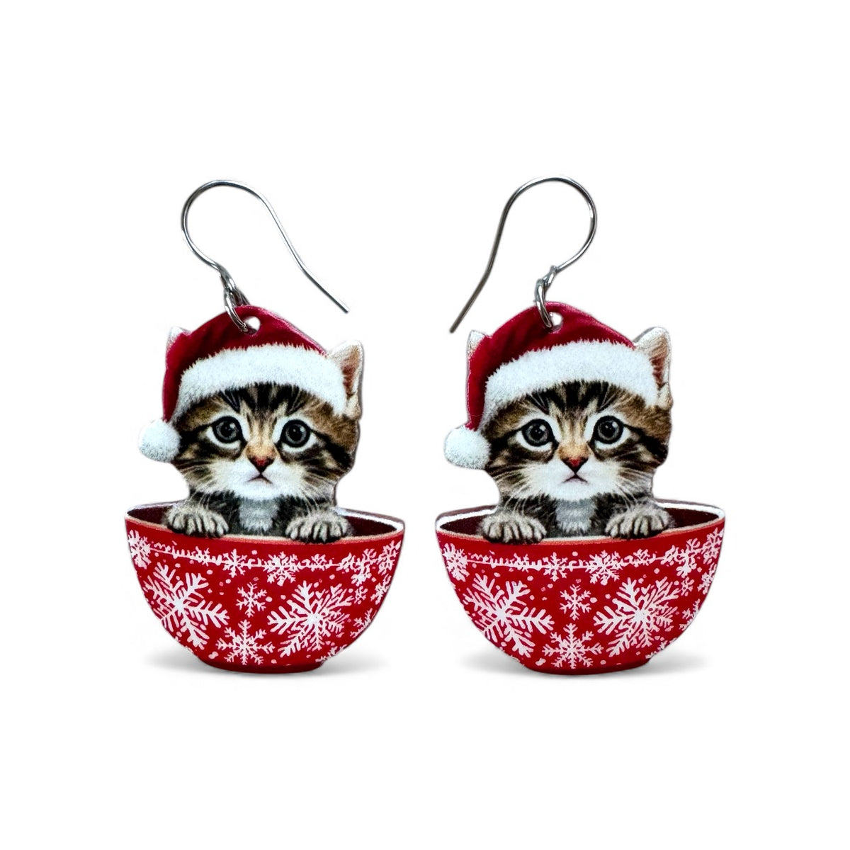 Santa Kitty joulukissakorvakorut – kissa tonttulakissa punaisessa lumihiutalekupissa, akryyli ja kirurginteräs.