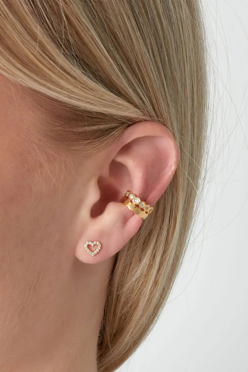 Azelle -ear cuff valkoisella taustalla, säädettävä kullanvärinen korvakoru ilman korvareikää.
