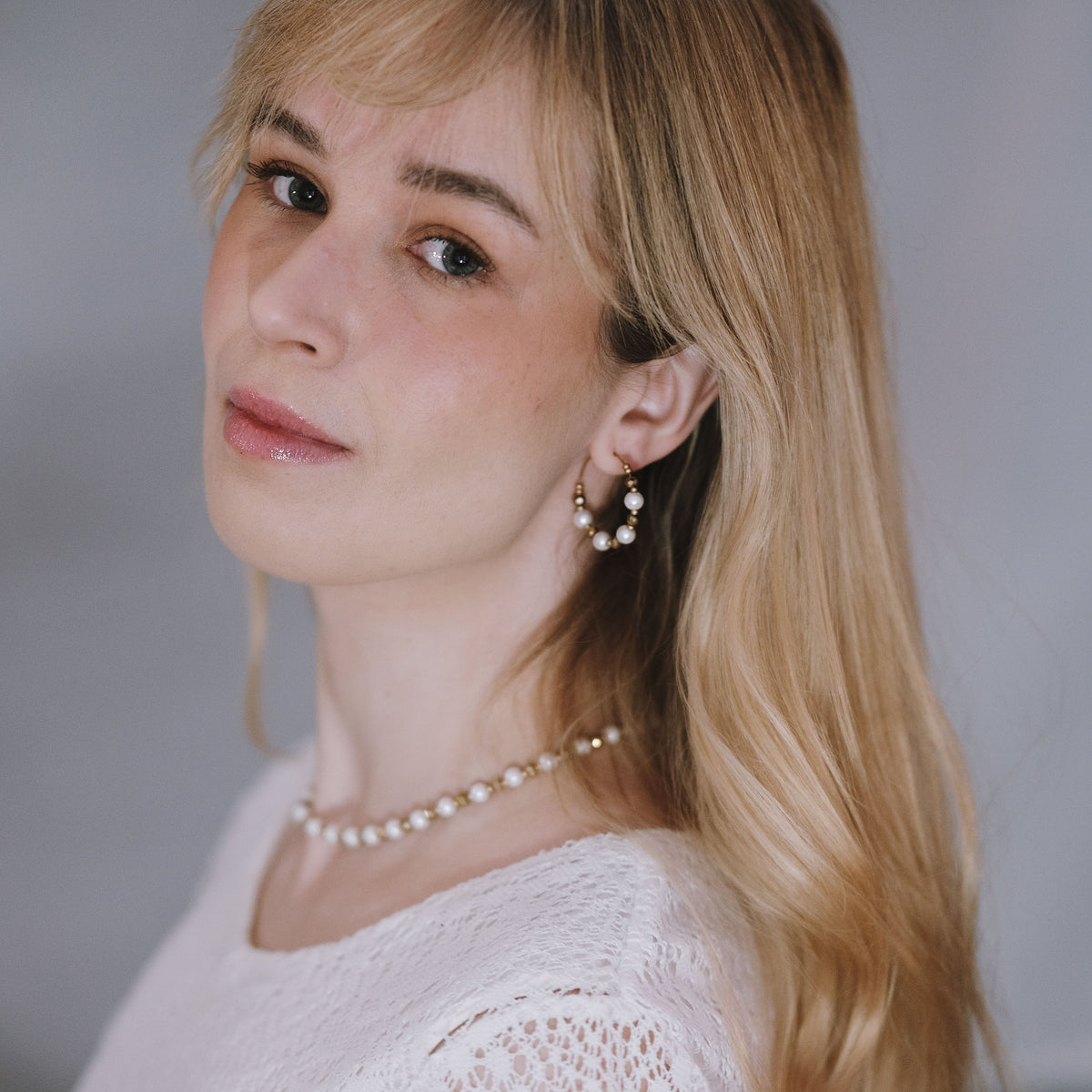 Jolie Champagne handmade pearl necklace (white, gold)