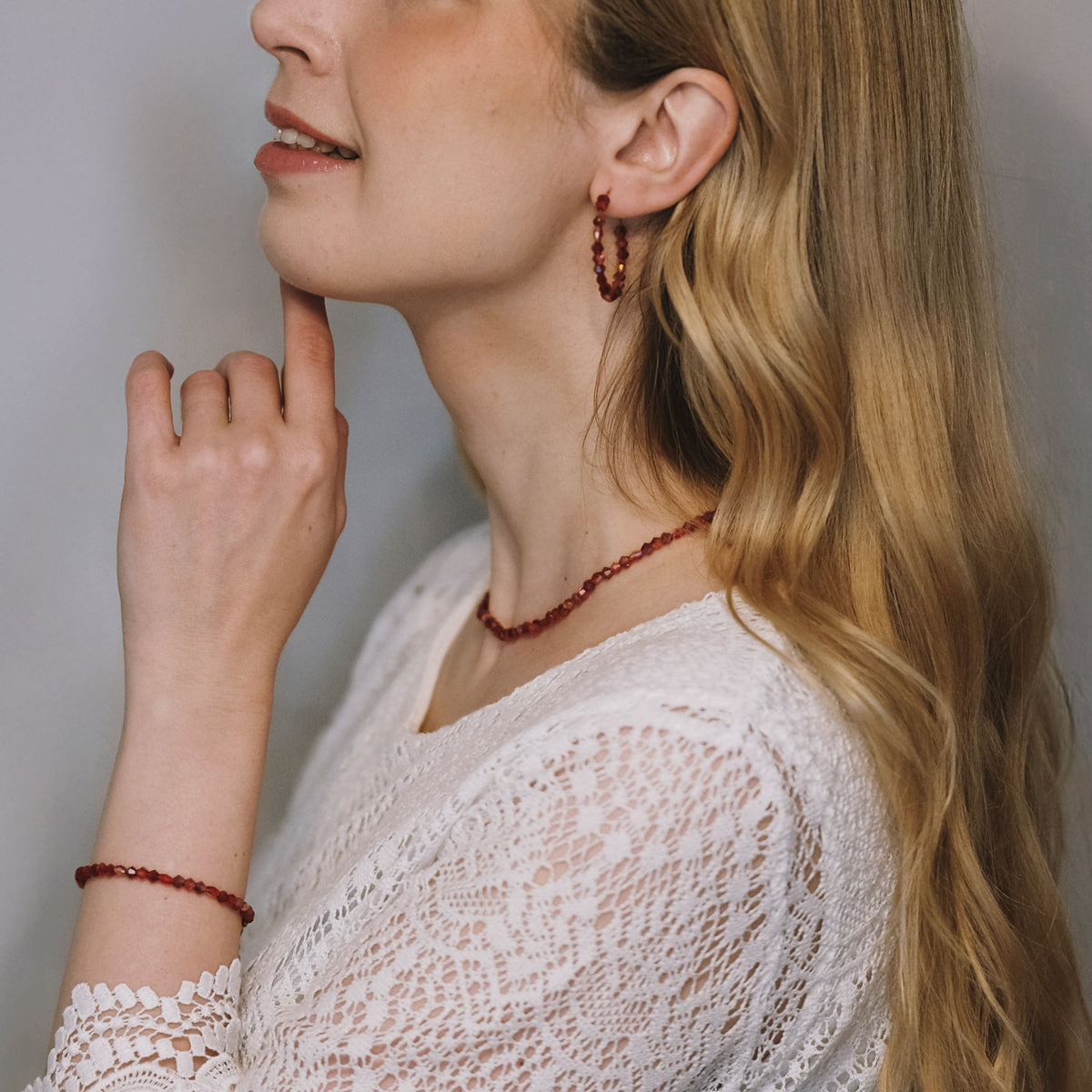 Elegantti Jolie Garnet -rannekoru, kuva ranteessa.