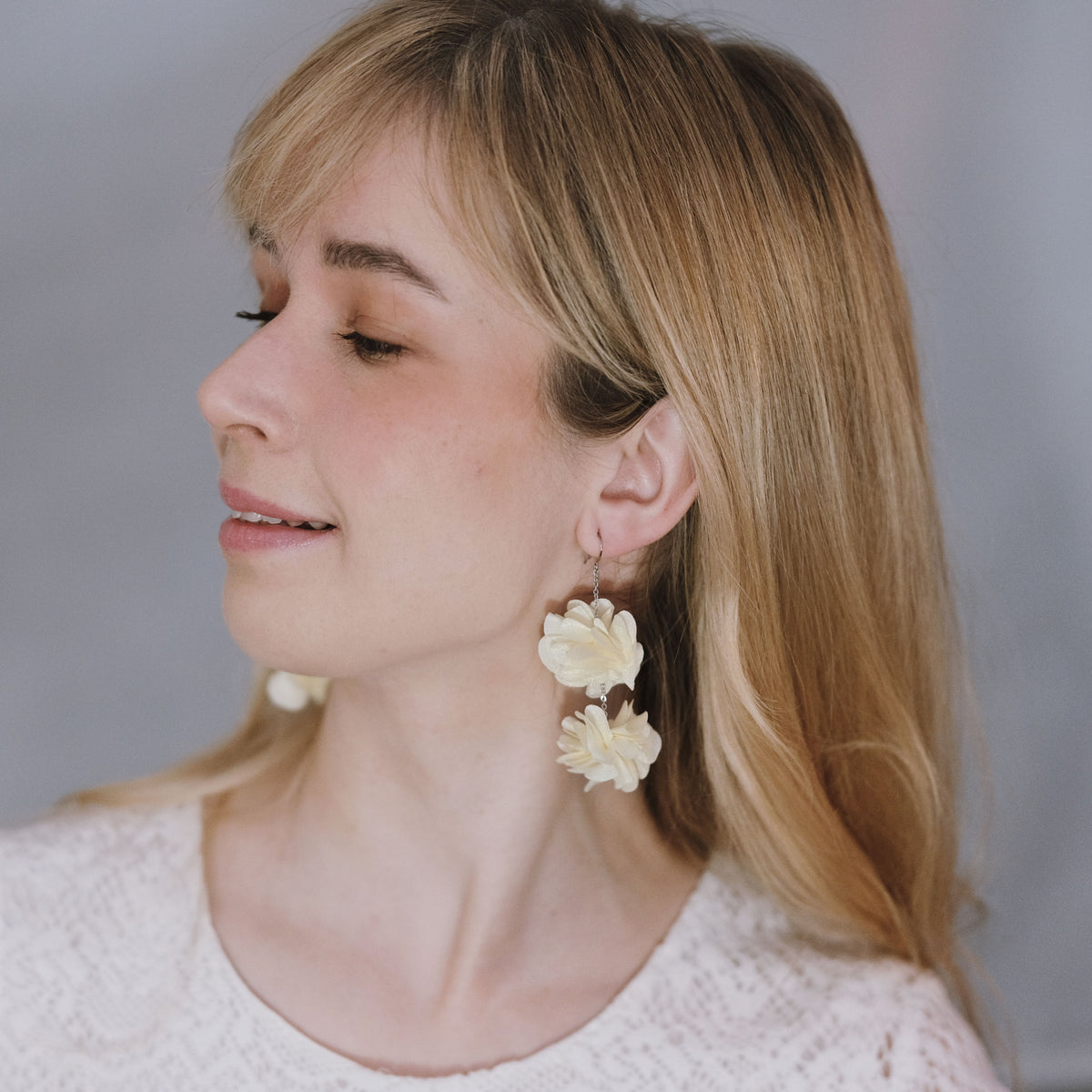 Roselle flower earrings (cream)