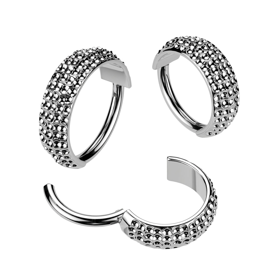Lävistysrengas 1,2mm, Titanium Raw Edge – teksturoitu titaaniclicker (hopea)