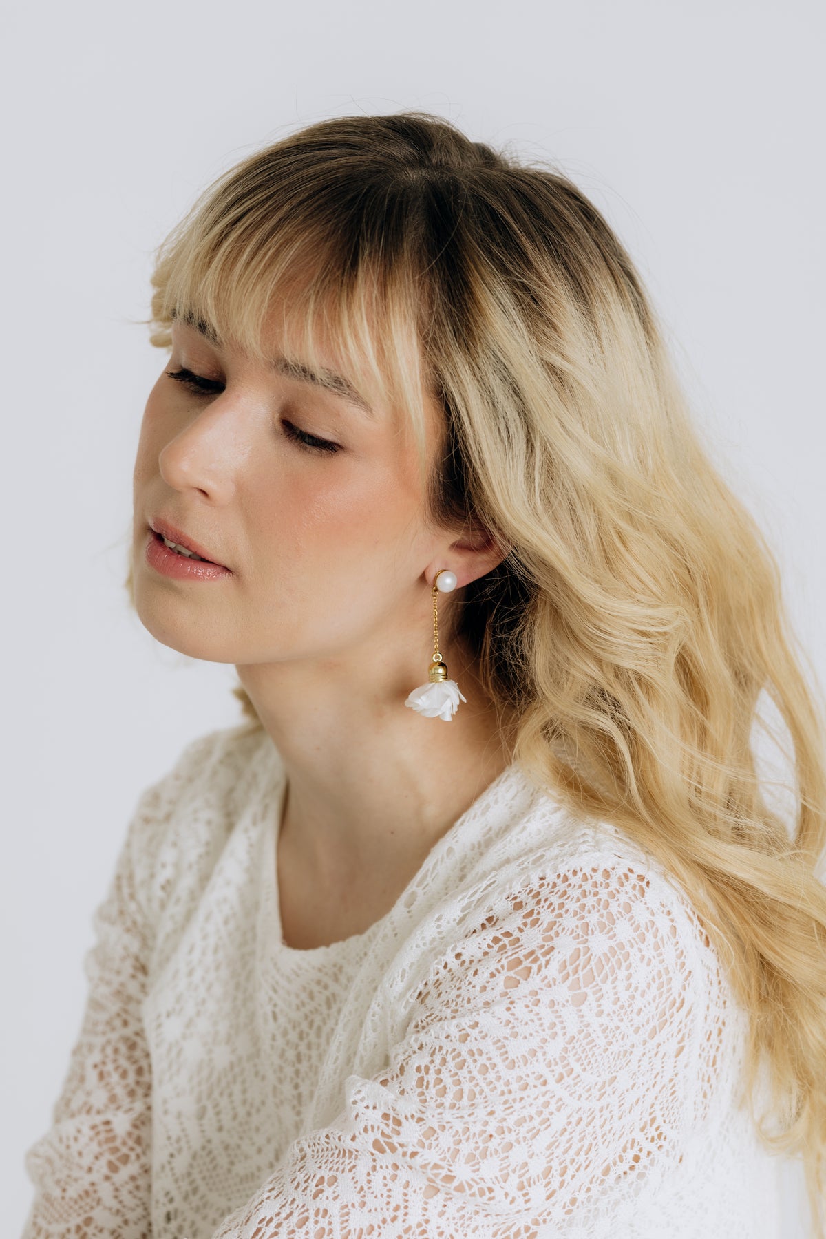 FRENCH RIVIERA | Lily Bloom flower earrings (white)