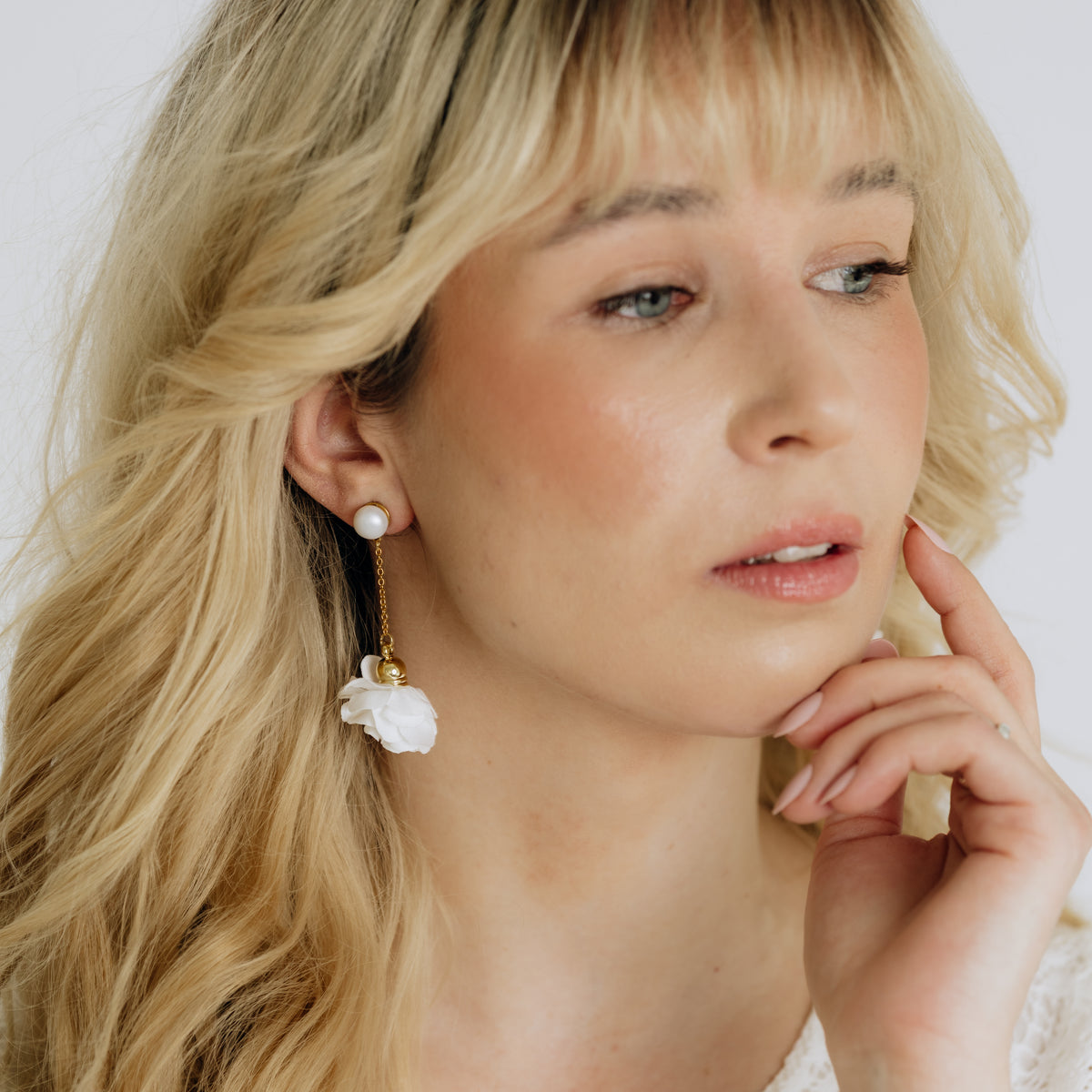 FRENCH RIVIERA | Lily Bloom flower earrings (white)