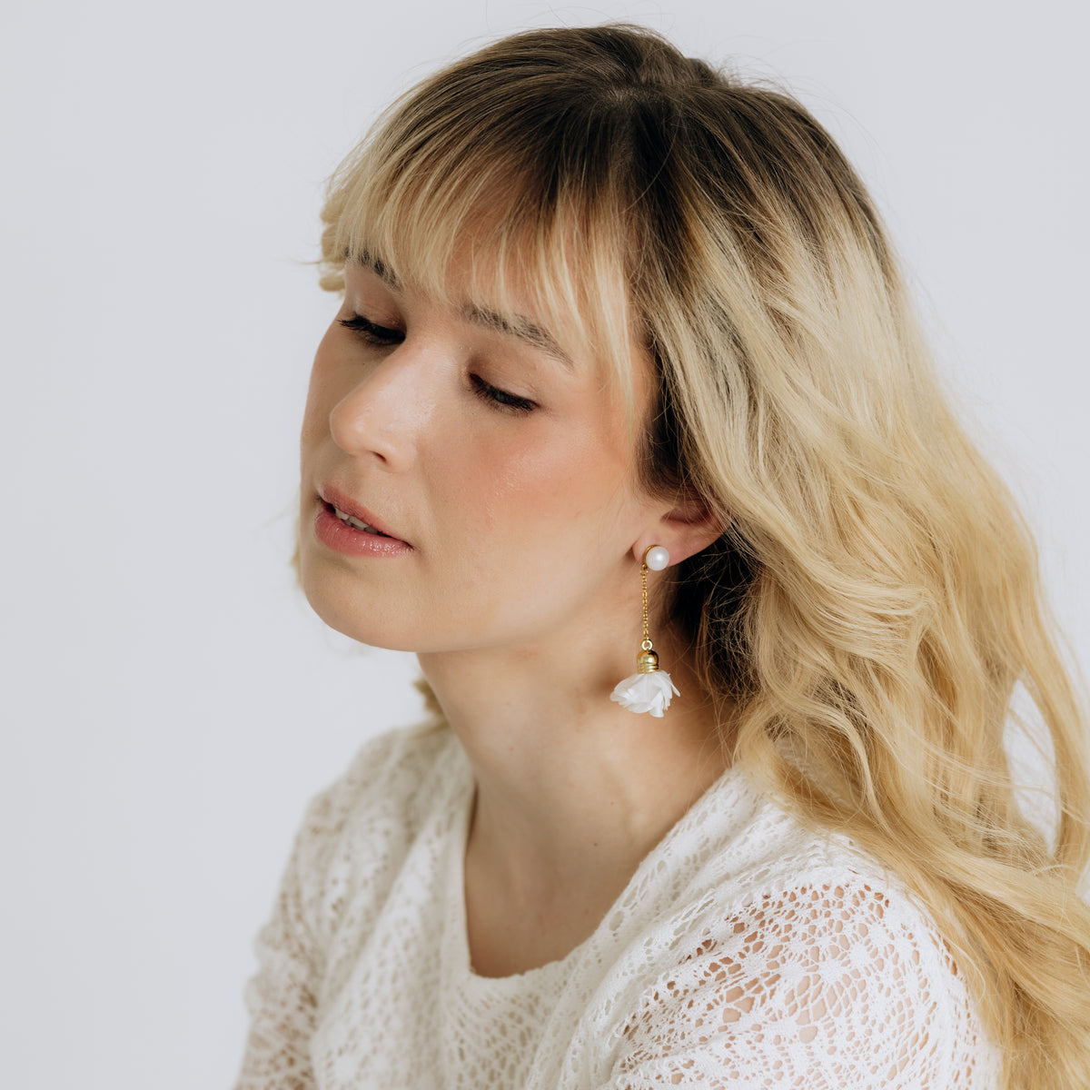 FRENCH RIVIERA | Lily Bloom flower earrings (white)